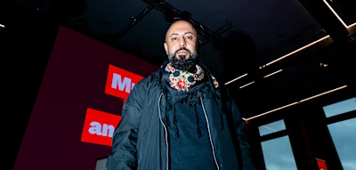 Pl&ouml;tzlich h&auml;lt ein fremder Mann Ferat Kocak ein Handy vors Gesicht &ndash; mit Firas Remmo am Apparat