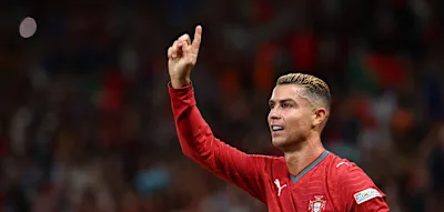 Nach 45 Minuten wird das Ronaldo-Protest-Plakat entfernt