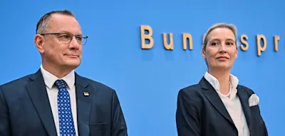 Bericht &uuml;ber pl&ouml;tzlichen Kurswechsel &ndash; AfD r&uuml;ckt von Euro-Austritt ab und fordert EU-Umbau