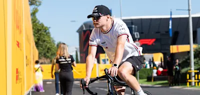 Von Malaysia nach Singapur &ndash; Bottas f&auml;hrt mit dem Fahrrad zum n&auml;chsten Rennen