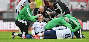Nach El Malas Schubser m&uuml;ssen zwei Schalker mit Platzwunden vom Feld