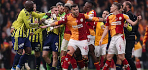 &bdquo;Sie ziehen an den Haaren und kratzen wie Frauen&ldquo; &ndash; Istanbul-Derby eskaliert